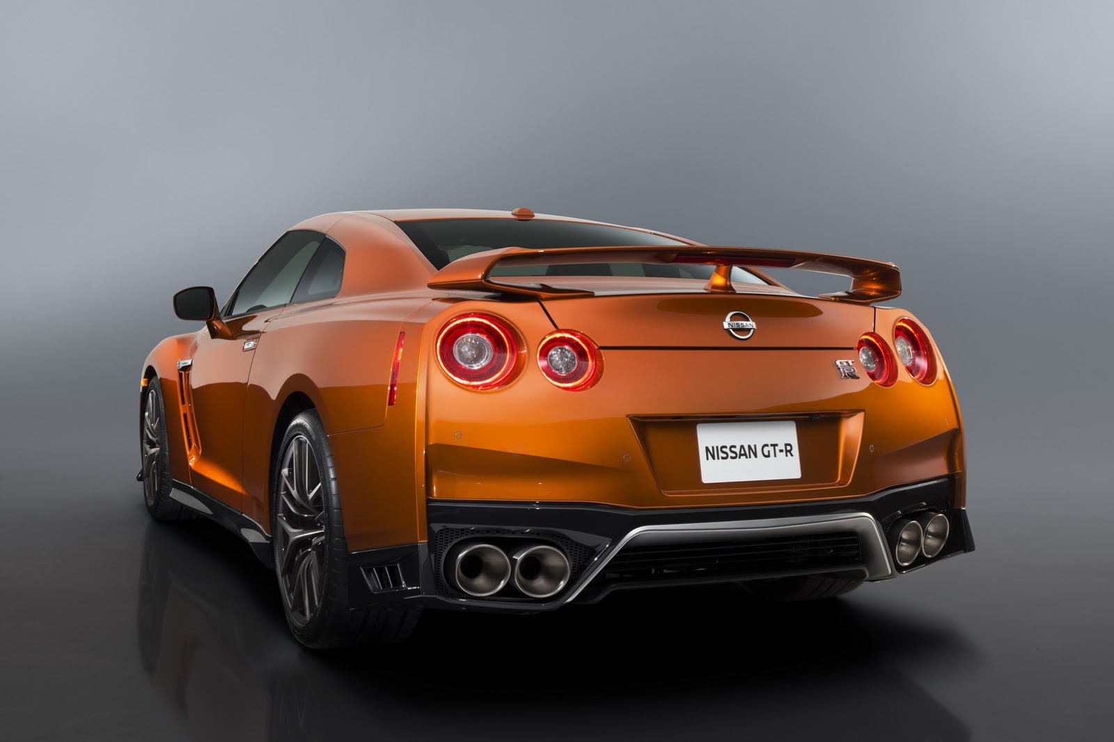 2017-Nissan-GT-R-FL-31