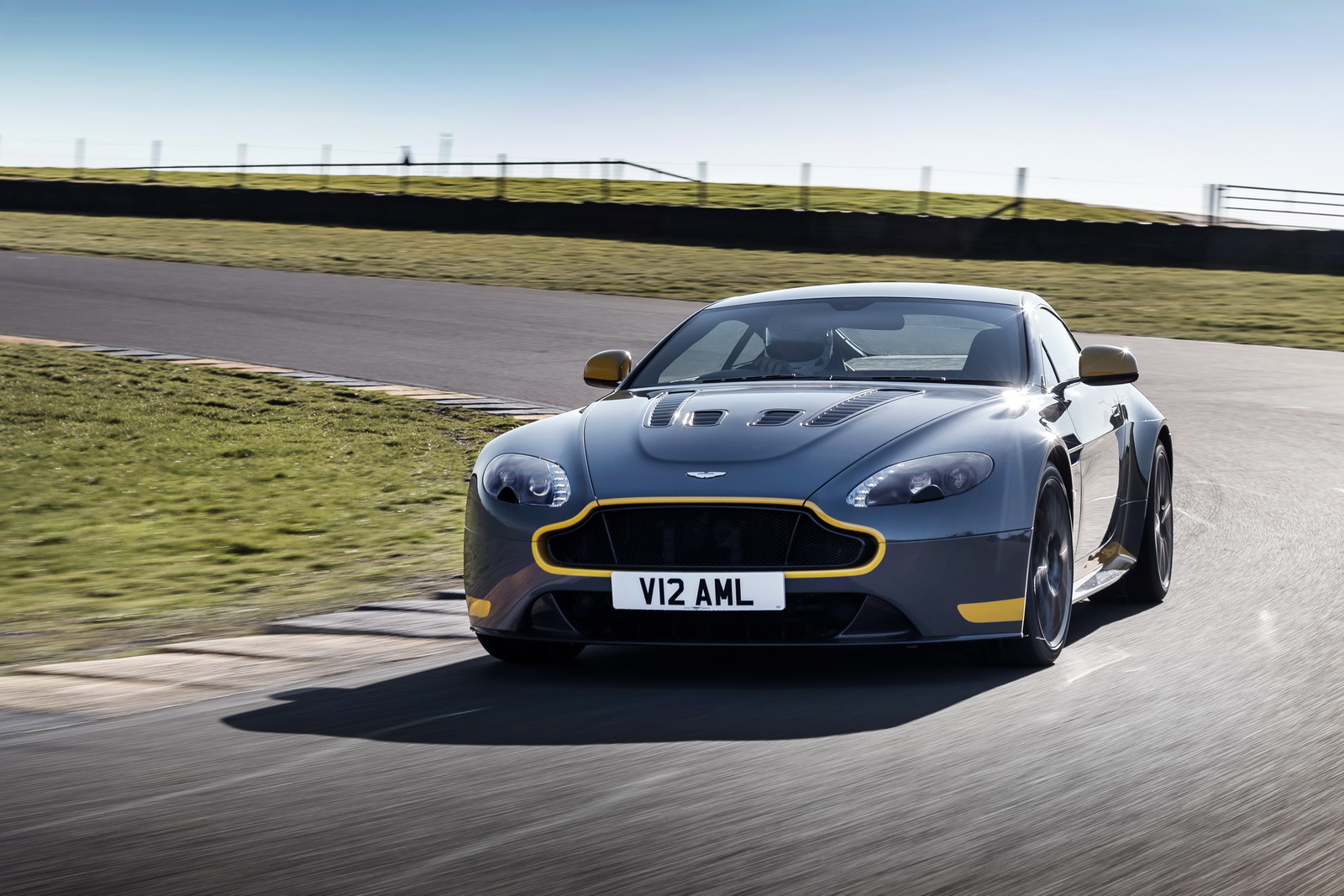 Aston Martin V12 Vantage