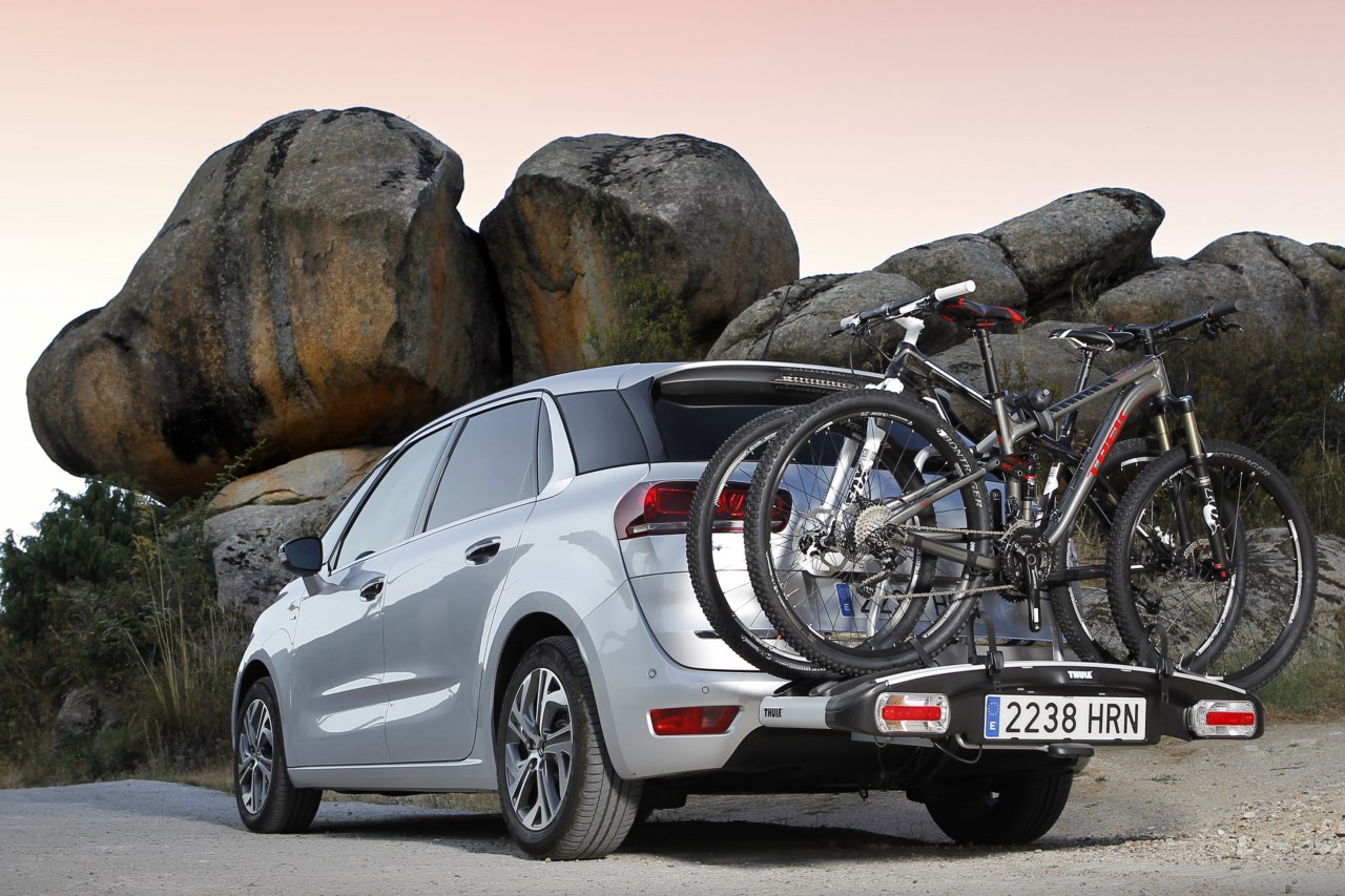 Así se debe llevar la bici en el coche según la DGT