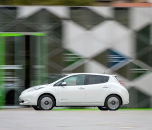 Coche eléctrico en ciudad