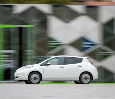 Coche eléctrico en ciudad