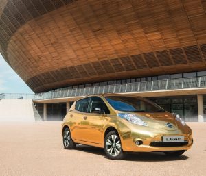 Nissan LEAF dorado