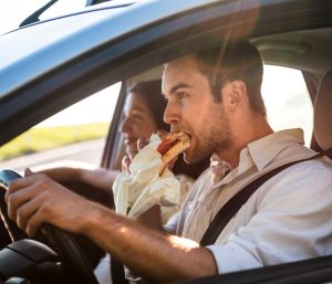 Comer al volante