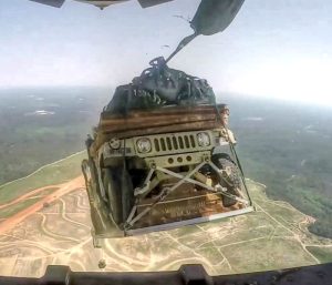 Lanzamiento de Hummers del ejército