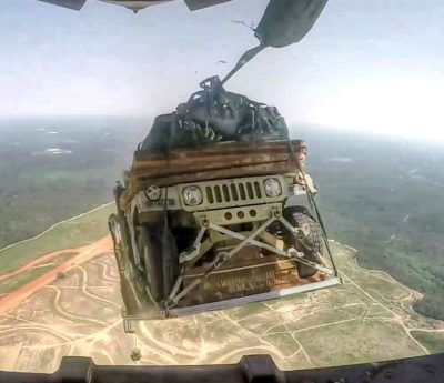 Lanzamiento de Hummers del ejército