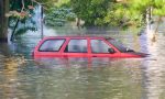 Qué debes hacer para salir de un coche que se hunde en el agua