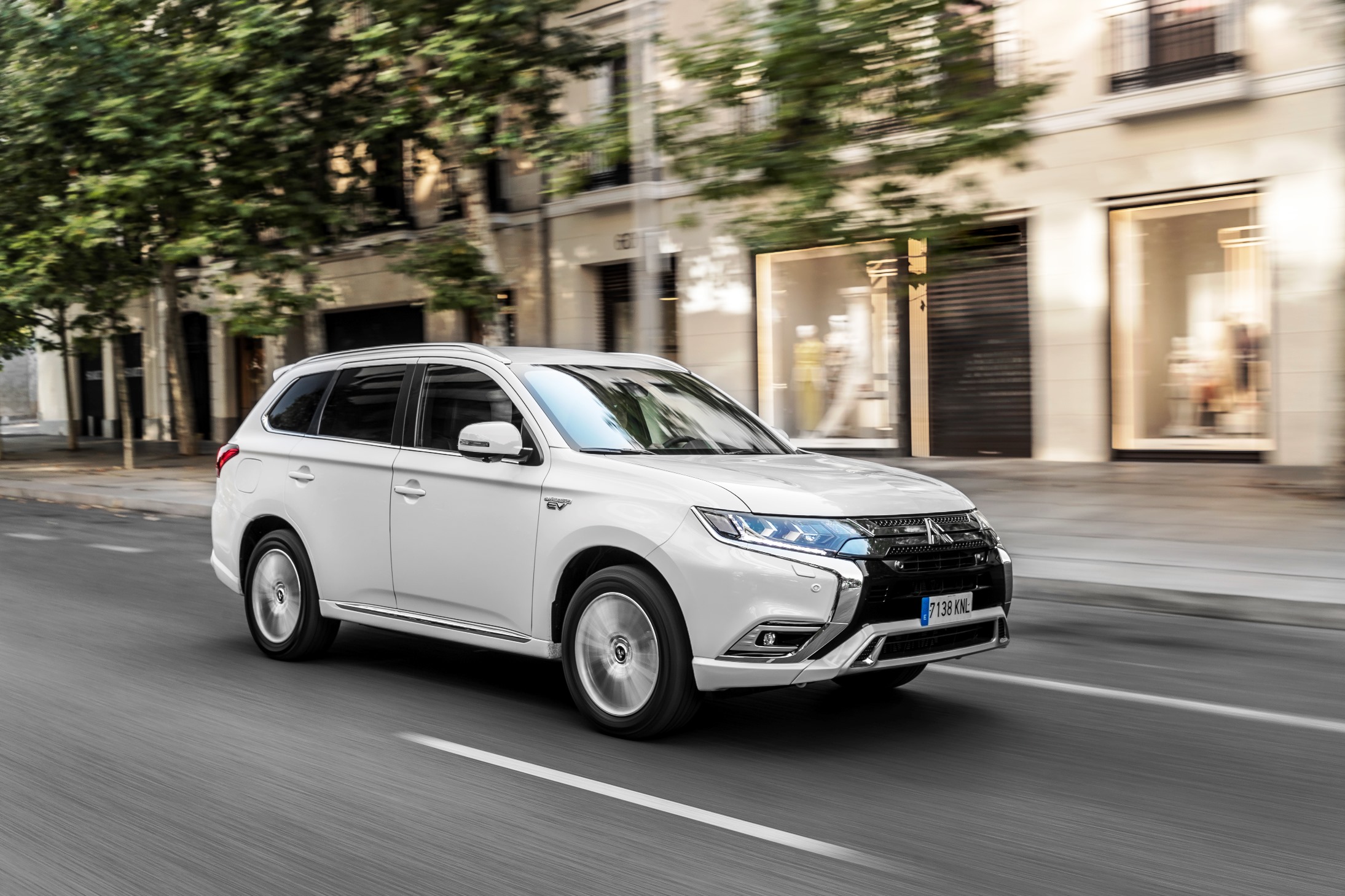 HÍBRIDO ENCHUFABLE // Mitsubishi Outlander PHEV (desde 31.200 euros)