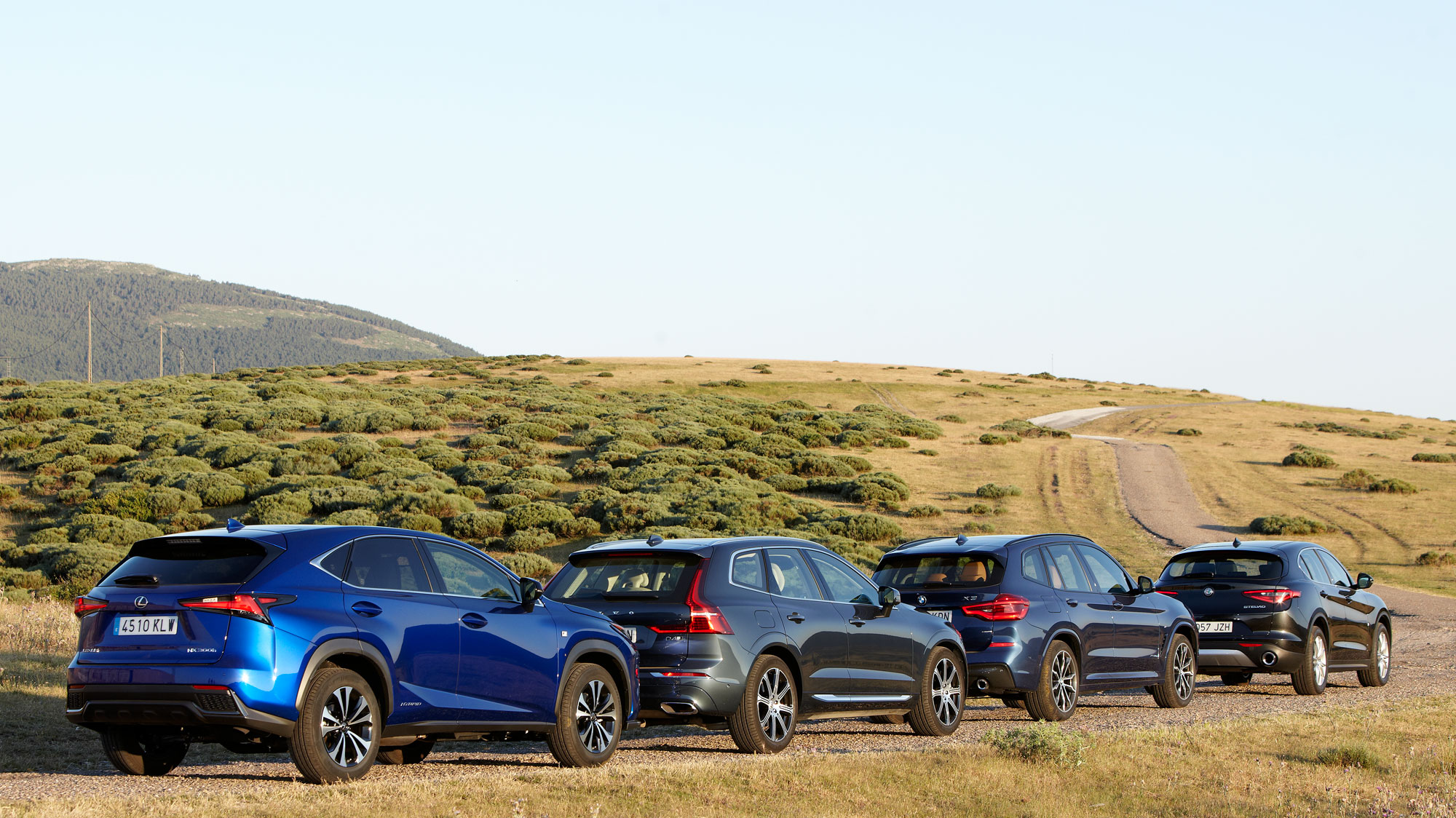 Cuatro SUV de tamaño medio