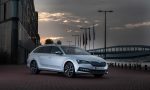 Skoda Superb iV: hasta 55 kilómetros en modo eléctrico por 31.900 euros