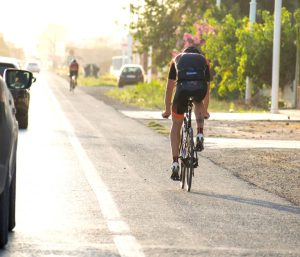 ciclistas línea continua