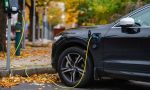 Los coches eléctricos aceleran mientras los demás frenan