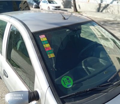 pegatina en el parabrisas