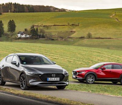 El compacto Mazda 3 e-Skyactiv X (color gris) se vende desde 27.645 euros, y el SUV CX-30 (rojo) a partir de 32.075.