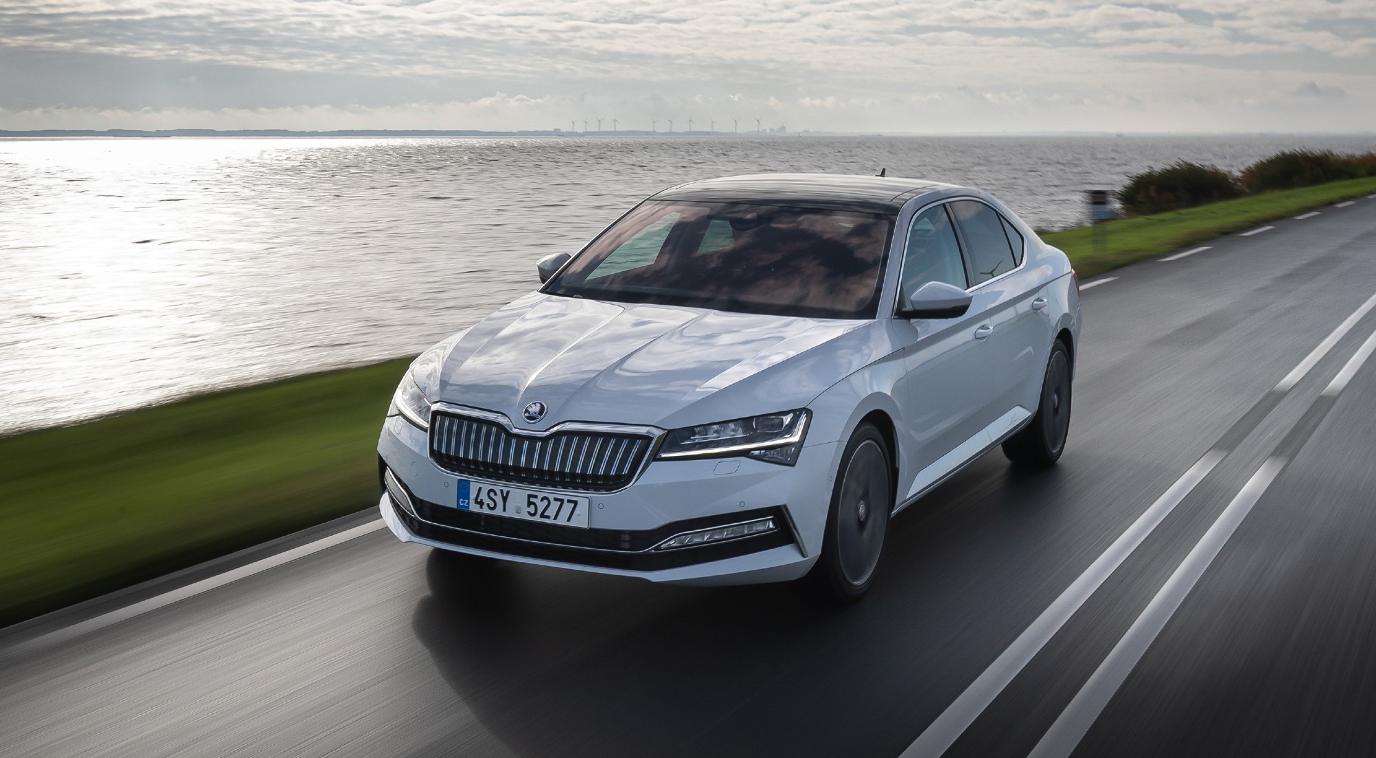 HÍBRIDO ENCHUFABLE // Skoda Superb iV (desde 38.850 euros)