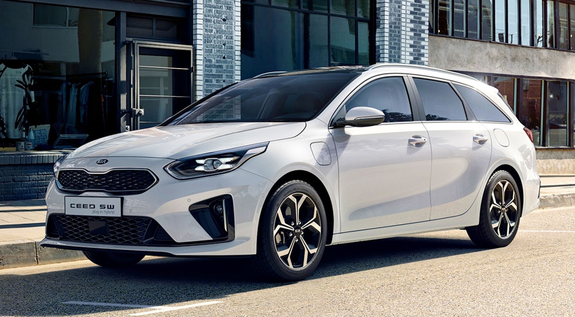 HÍBRIDO ENCHUFABLE // Kia Ceed Tourer PHEV (desde 24.900 euros)