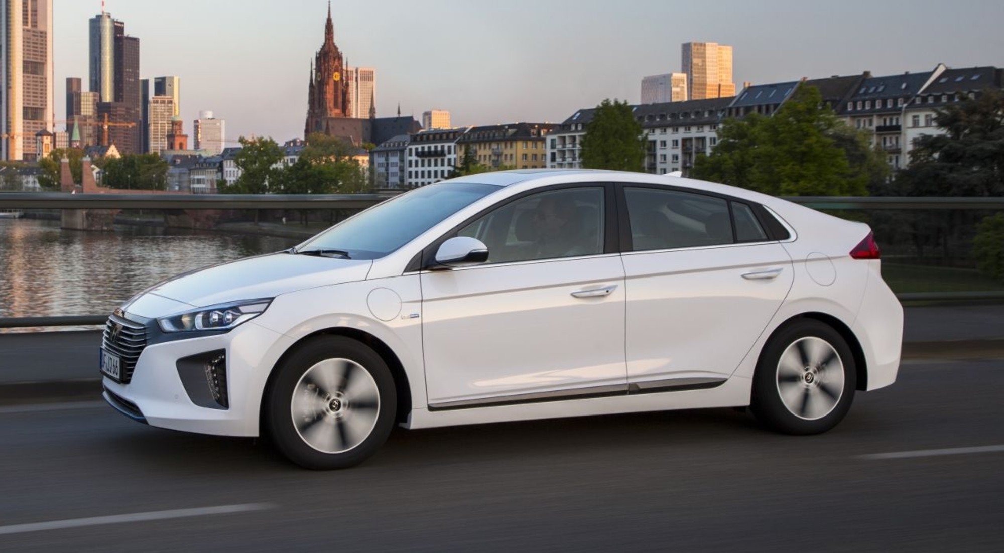 HÍBRIDO ENCHUFABLE // Hyundai Ioniq PHEV (desde 24.600 euros)