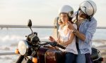 Cuándo y cómo puedes viajar con un niño en moto