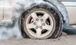 Cómo reaccionar si se produce un reventón en una rueda del coche