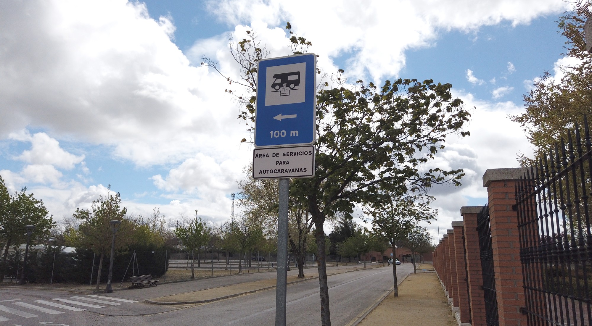 ESTACIONAR O ACAMPAR