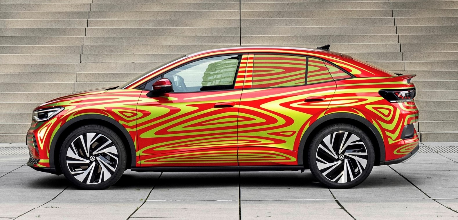 En la imagen superior, el ID.4, y sobre estás líneas, el nuevo ID.5, con su menor altura y línea más deportiva, de corte cupé.