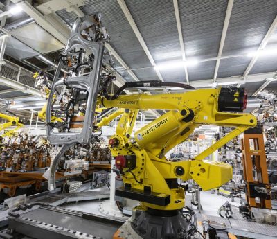 La máquina maneja partes de la estructura interna que dan forma a la carrocería.