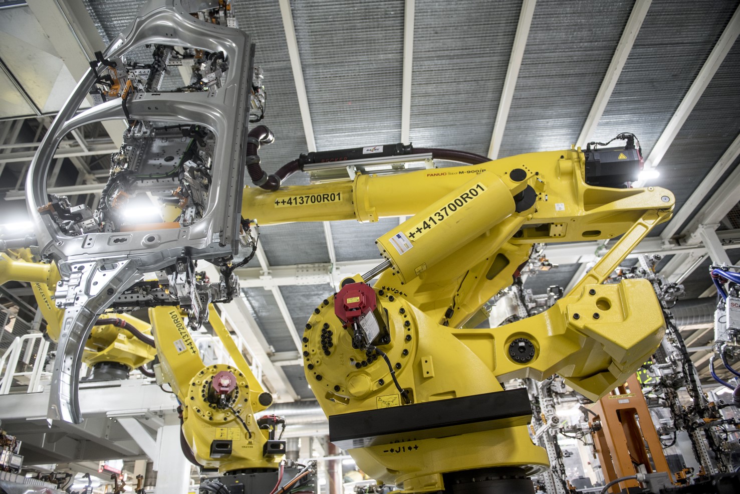 Un robot de 2,6 metros de altura y tres toneladas, que maneja con soltura pesos de 400 kilos. Está en la planta de Martorell, Barcelona.