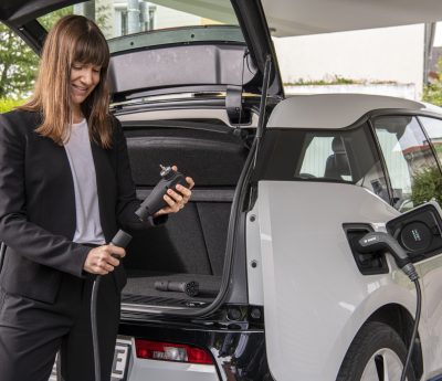 Una conductora con el nuevo cable universal de recarga.