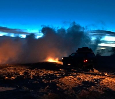 Un coche, junto a unos vapores volcánicos.