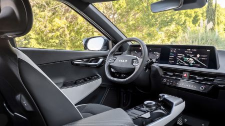 Kia EV6 / Puesto de conducción: digitalizado, llamativo y ergonómico