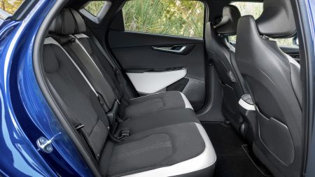 Kia EV6 / Plazas traseras: espacio para las piernas y anchura para tres
