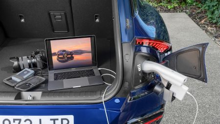 Kia EV6 / Puerto de carga bidireccional: el coche hace también de enchufe