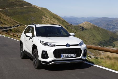 Suzuki Across / Híbrido enchufable, SUV medio