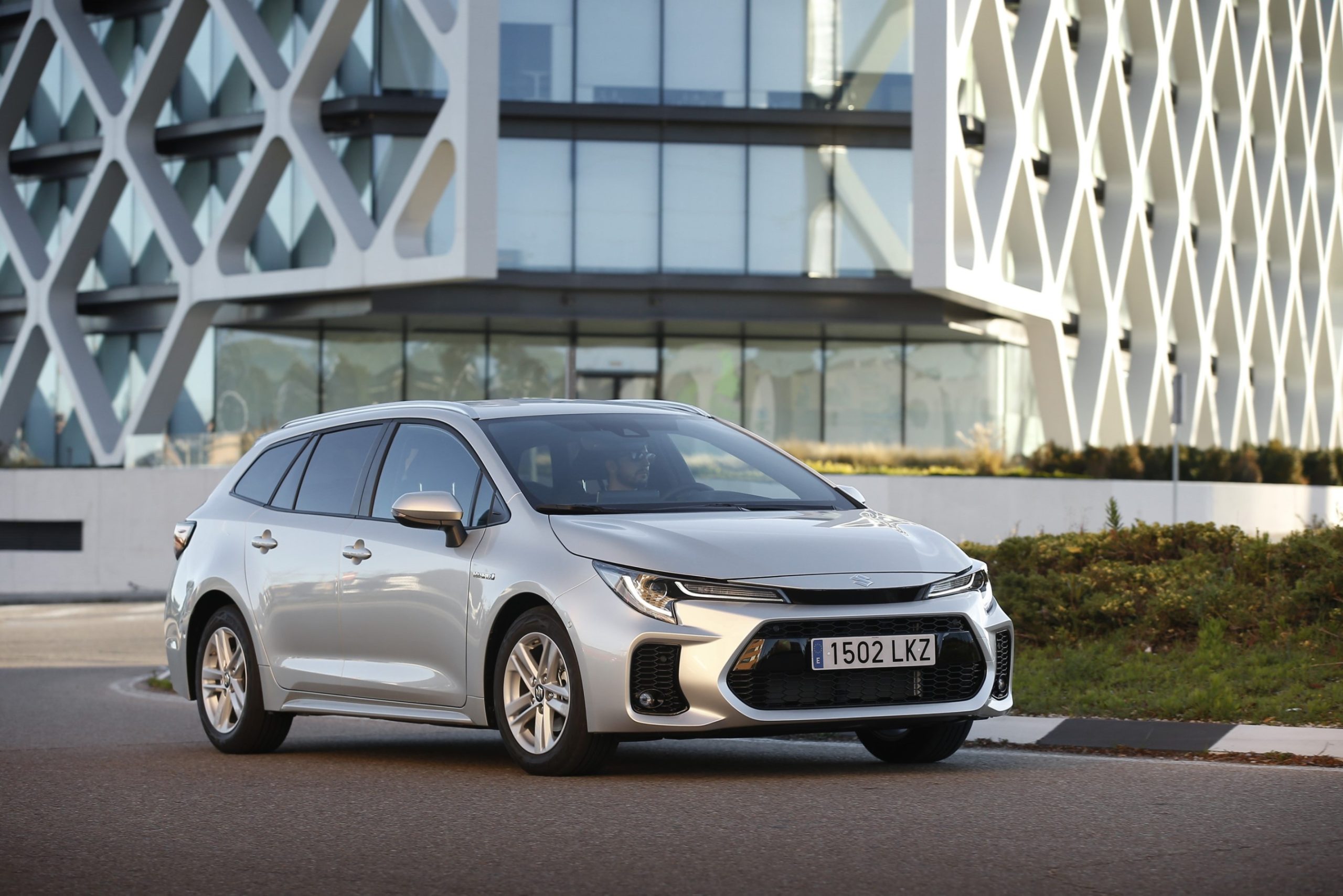 Suzuki Swace / Híbrido, ranchera media