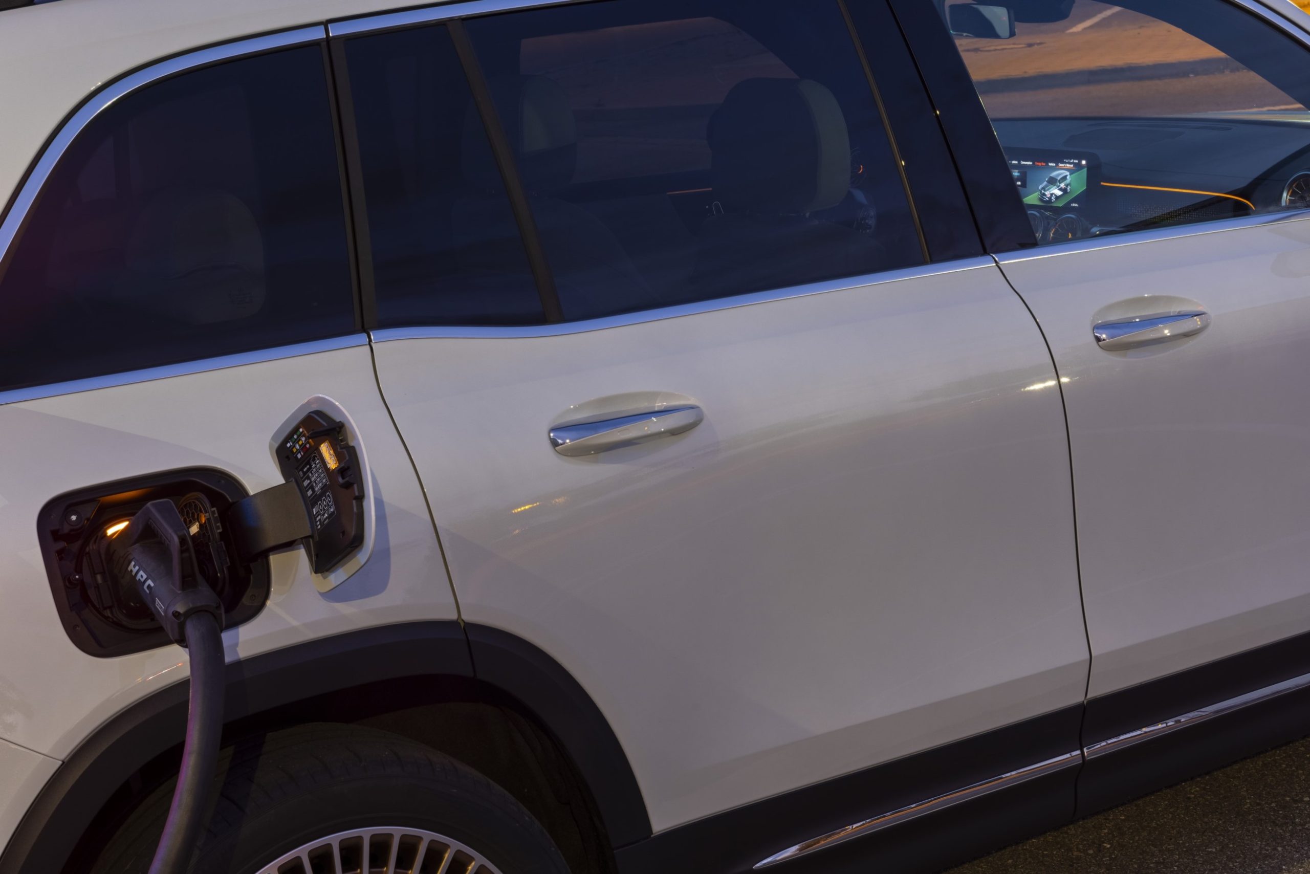 Mercedes EQB / Toma de carga