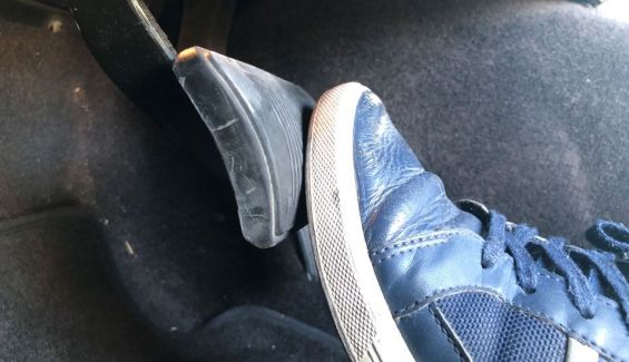 5d480a460de694877a3495a9-dudas-pedal-freno-se-pone-duro-motivos_3_565x325