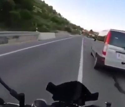 Motorista adelantando en línea continua.