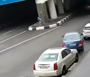 La viral maniobra de aparcamiento que acaba en accidente de tráfico.