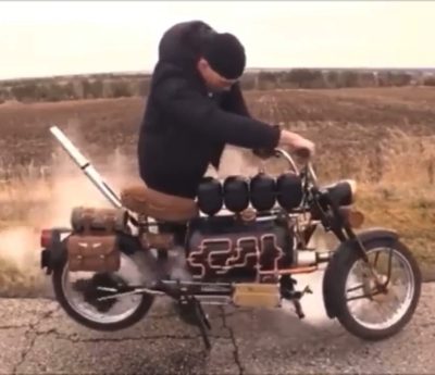 Moto con motor a vapor.