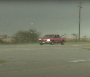 Una Pick-up es arrastrada por un tornado en Texas.