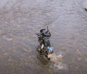 Charly Sinewan de caminoa ala segunda cascada más alta de Belice, Guatemala.