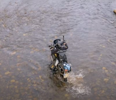Charly Sinewan de caminoa ala segunda cascada más alta de Belice, Guatemala.