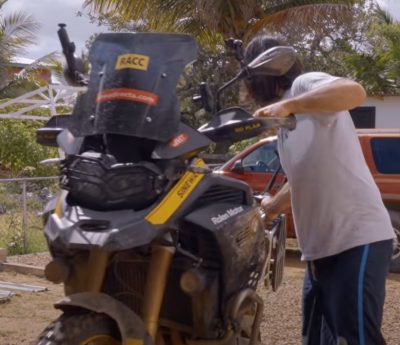 Charly Sinewan tiene que abandonar su BMW F850 GS Adventure.