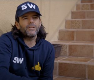 Charly Sinewan recorre cuatrocientos kilómetros ilegalmente