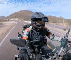 Charly Sinewan transforma su BMW para poder viajar por campo.