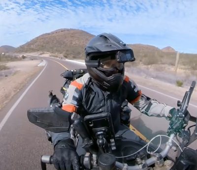 Charly Sinewan transforma su BMW para poder viajar por campo.