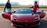 Carlos Sainz pone a prueba con Ibrahimovic el Ferrari 296 GTB
