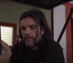 Charly Sinewan termina en el pozo de Rigoberto, un viejo amigo