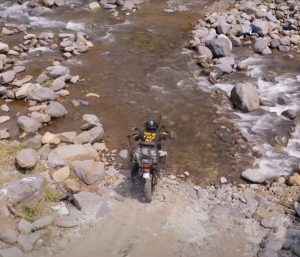 Charly Sinewan cruzando un río en Guatemala.
