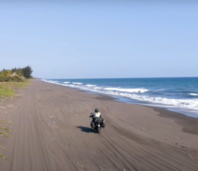 Charly Sinewan intenta llegar a El Salvador por la playa.