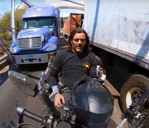 Charly Sinewan tiene problemas para entrar a El Salvador con su BMW.